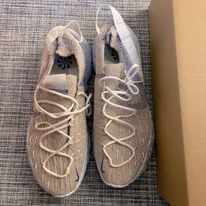 NIKE SPACE HIPPIE 04
SAIL/ASTRONOMY BLUE-FOSSIL
VOILE/FOSSILE/BLEU SAGAN